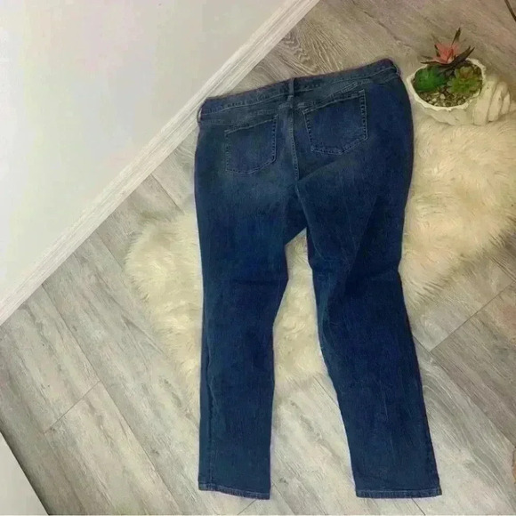 Torrid BOYFRIEND JEAN - VINTAGE STRETCH MEDIUM WASH lace distressing 22 - Picture 10 of 13
